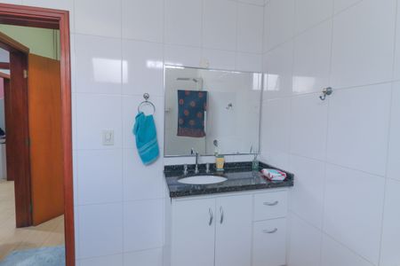 Casa à venda com 225m², 3 quartos e 6 vagas Casa à venda com 225m², 3 quartos e 6 vagasBanheiro da Suíte