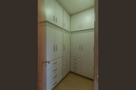 Casa à venda com 225m², 3 quartos e 6 vagas Casa à venda com 225m², 3 quartos e 6 vagasCloset da suíte