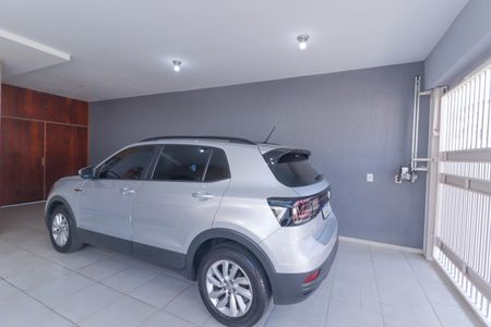 Casa à venda com 225m², 3 quartos e 6 vagas Casa à venda com 225m², 3 quartos e 6 vagasGaragem