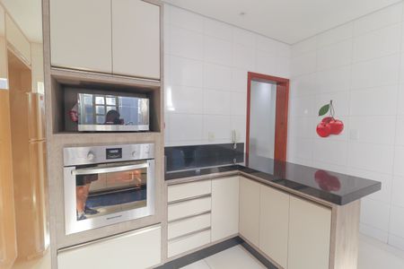 Casa à venda com 225m², 3 quartos e 6 vagas Casa à venda com 225m², 3 quartos e 6 vagasCozinha