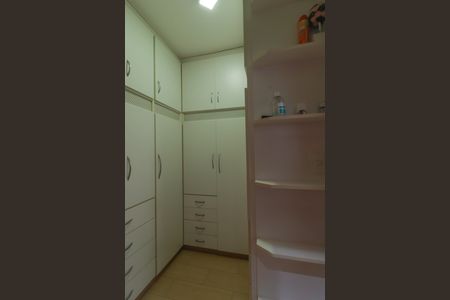 Casa à venda com 225m², 3 quartos e 6 vagas Casa à venda com 225m², 3 quartos e 6 vagasCloset da suíte