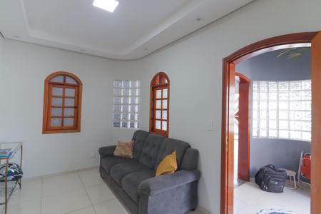 Casa à venda com 225m², 3 quartos e 6 vagas Casa à venda com 225m², 3 quartos e 6 vagasSala