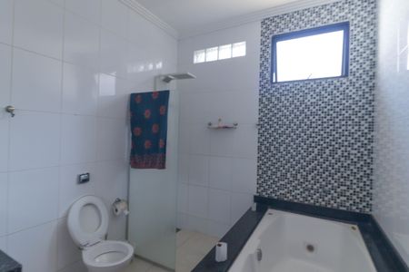 Casa à venda com 225m², 3 quartos e 6 vagas Casa à venda com 225m², 3 quartos e 6 vagasBanheiro da Suíte