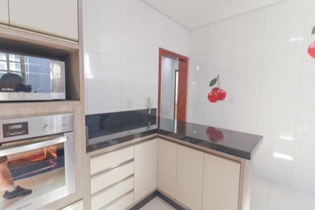 Casa à venda com 225m², 3 quartos e 6 vagas Casa à venda com 225m², 3 quartos e 6 vagasCozinha