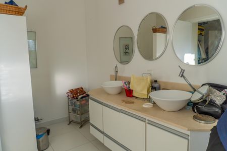 Casa de condomínio para alugar com 360m², 3 quartos e 5 vagasBanheiro da Suíte 1