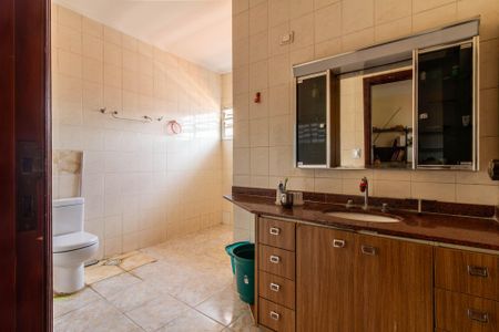 Casa à venda com 300m², 4 quartos e 6 vagasBanheiro da Suíte 2