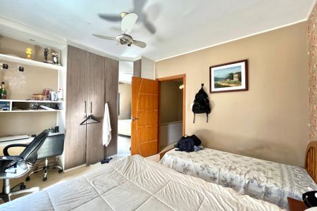 Casa à venda com 160m², 4 quartos e 2 vagas Casa à venda com 160m², 4 quartos e 2 vagasQuarto