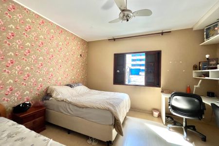 Casa à venda com 160m², 4 quartos e 2 vagas Casa à venda com 160m², 4 quartos e 2 vagasQuarto