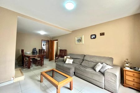Casa à venda com 160m², 4 quartos e 2 vagas Casa à venda com 160m², 4 quartos e 2 vagasSala