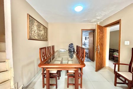 Casa à venda com 160m², 4 quartos e 2 vagas Casa à venda com 160m², 4 quartos e 2 vagasSala