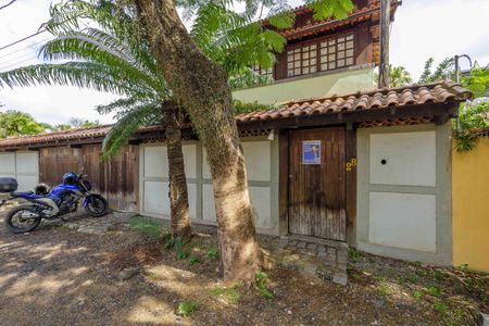 Casa de condomínio à venda com 180m², 3 quartos e 3 vagas Casa de condomínio à venda com 180m², 3 quartos e 3 vagasFachada