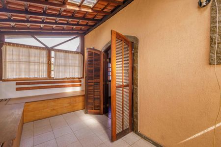 Casa de condomínio à venda com 180m², 3 quartos e 3 vagas Casa de condomínio à venda com 180m², 3 quartos e 3 vagasVaranda