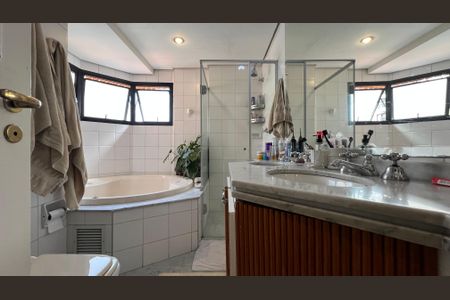 Apartamento à venda com 195m², 3 quartos e 4 vagasBanheiro da Suíte 3