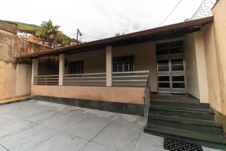 Casa à venda com 230m², 3 quartos e 3 vagas Casa à venda com 230m², 3 quartos e 3 vagasÁrea externa