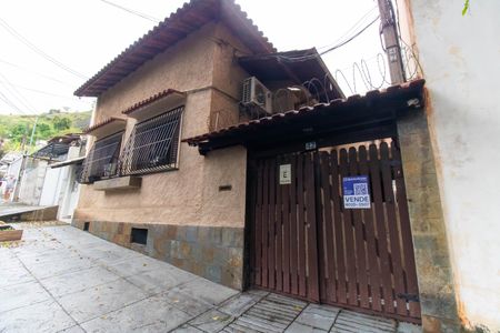 Casa à venda com 230m², 3 quartos e 3 vagas Casa à venda com 230m², 3 quartos e 3 vagasPlaquinha