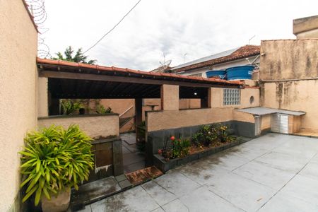 Casa à venda com 230m², 3 quartos e 3 vagas Casa à venda com 230m², 3 quartos e 3 vagasÁrea externa