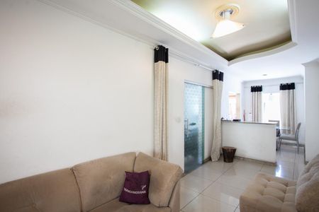 Casa à venda com 140m², 3 quartos e 2 vagas Casa à venda com 140m², 3 quartos e 2 vagasSala