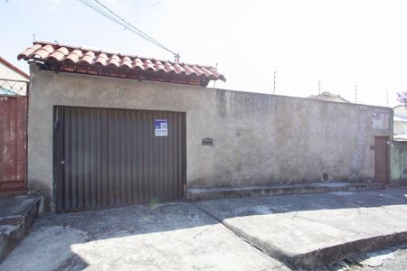Casa à venda com 140m², 3 quartos e 2 vagas Casa à venda com 140m², 3 quartos e 2 vagasFachada