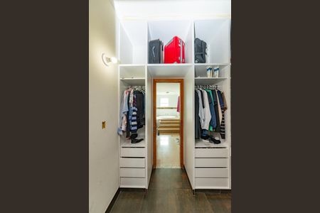 Casa à venda com 343m², 4 quartos e 3 vagasCloset da suíte