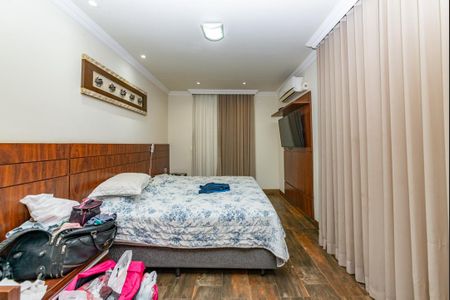 Casa à venda com 343m², 4 quartos e 3 vagasSuíte