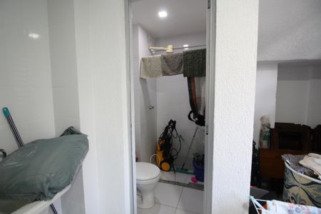 Casa de condomínio à venda com 149m², 5 quartos e 2 vagasBanheiro de Serviço