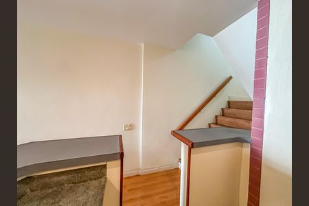 Apartamento à venda com 82m², 2 quartos e 1 vaga Apartamento à venda com 82m², 2 quartos e 1 vagaEscada