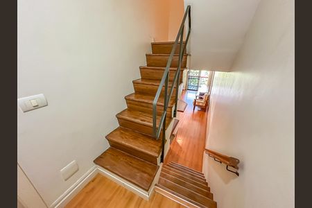 Apartamento à venda com 82m², 2 quartos e 1 vaga Apartamento à venda com 82m², 2 quartos e 1 vagaEscada