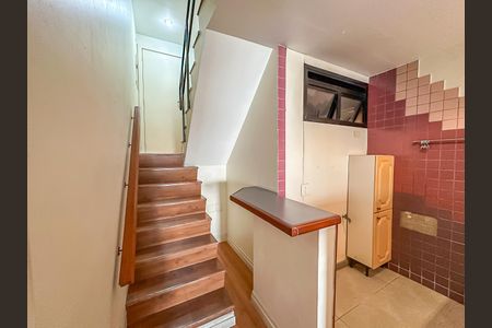 Apartamento à venda com 82m², 2 quartos e 1 vaga Apartamento à venda com 82m², 2 quartos e 1 vagaEscada