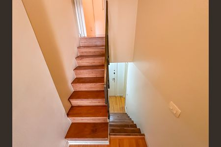 Apartamento à venda com 82m², 2 quartos e 1 vaga Apartamento à venda com 82m², 2 quartos e 1 vagaEscada