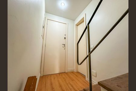 Apartamento à venda com 82m², 2 quartos e 1 vaga Apartamento à venda com 82m², 2 quartos e 1 vagaEscada