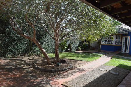 Casa à venda com 377m², 5 quartos e 4 vagas Casa à venda com 377m², 5 quartos e 4 vagasQuintal