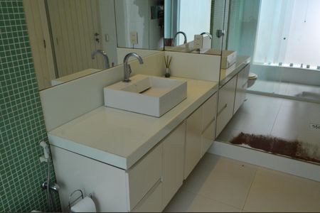 Casa à venda com 377m², 5 quartos e 4 vagas Casa à venda com 377m², 5 quartos e 4 vagasBanheiro da Suíte