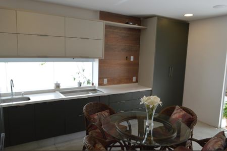 Casa à venda com 377m², 5 quartos e 4 vagas Casa à venda com 377m², 5 quartos e 4 vagasCozinha