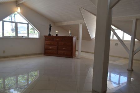 Casa à venda com 377m², 5 quartos e 4 vagas Casa à venda com 377m², 5 quartos e 4 vagasSótão