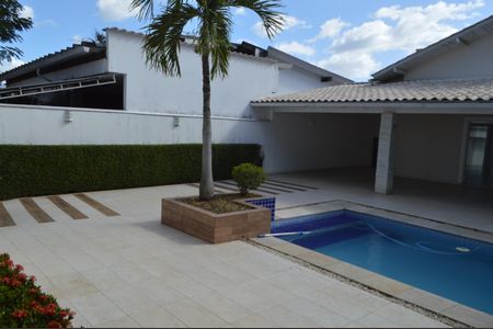 Casa à venda com 377m², 5 quartos e 4 vagas Casa à venda com 377m², 5 quartos e 4 vagasÁrea comum - Piscina