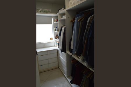 Casa à venda com 377m², 5 quartos e 4 vagas Casa à venda com 377m², 5 quartos e 4 vagasCloset da Suíte