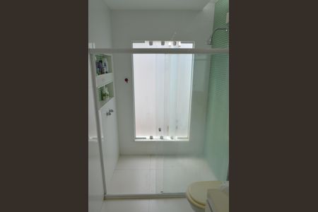 Casa à venda com 377m², 5 quartos e 4 vagas Casa à venda com 377m², 5 quartos e 4 vagasBanheiro da Suíte