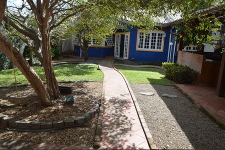 Casa à venda com 377m², 5 quartos e 4 vagas Casa à venda com 377m², 5 quartos e 4 vagasQuintal