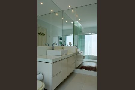 Casa à venda com 377m², 5 quartos e 4 vagas Casa à venda com 377m², 5 quartos e 4 vagasBanheiro da Suíte