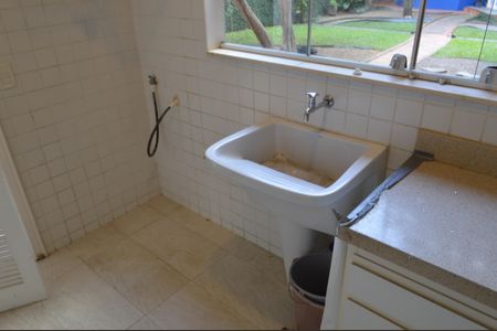 Casa à venda com 377m², 5 quartos e 4 vagas Casa à venda com 377m², 5 quartos e 4 vagasÁrea de Serviço