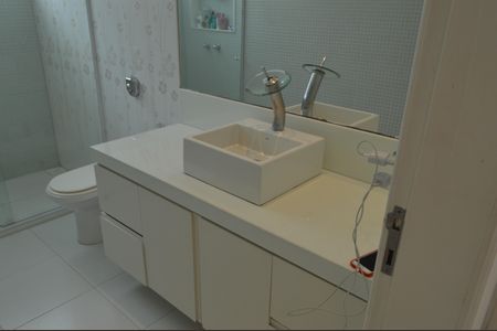 Casa à venda com 377m², 5 quartos e 4 vagas Casa à venda com 377m², 5 quartos e 4 vagasBanheiro Social