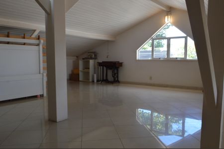 Casa à venda com 377m², 5 quartos e 4 vagas Casa à venda com 377m², 5 quartos e 4 vagasSótão