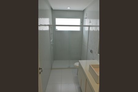 Casa à venda com 377m², 5 quartos e 4 vagas Casa à venda com 377m², 5 quartos e 4 vagasBanheiro Social
