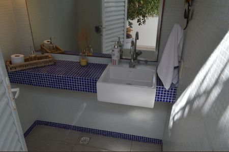 Casa à venda com 377m², 5 quartos e 4 vagas Casa à venda com 377m², 5 quartos e 4 vagasBanheiro da Piscina