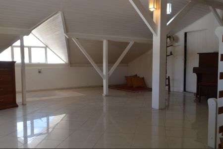 Casa à venda com 377m², 5 quartos e 4 vagas Casa à venda com 377m², 5 quartos e 4 vagasSótão