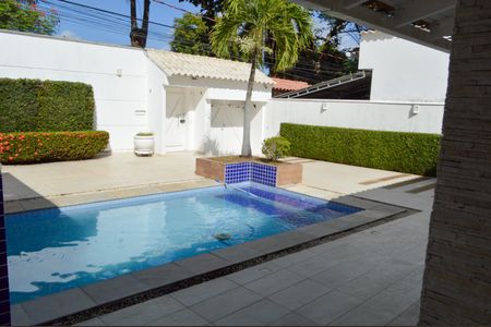 Casa à venda com 377m², 5 quartos e 4 vagas Casa à venda com 377m², 5 quartos e 4 vagasÁrea comum - Piscina