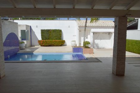 Casa à venda com 377m², 5 quartos e 4 vagas Casa à venda com 377m², 5 quartos e 4 vagasÁrea comum - Piscina