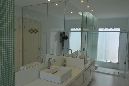 Casa à venda com 377m², 5 quartos e 4 vagas Casa à venda com 377m², 5 quartos e 4 vagasBanheiro da Suíte