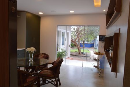 Casa à venda com 377m², 5 quartos e 4 vagas Casa à venda com 377m², 5 quartos e 4 vagasCozinha