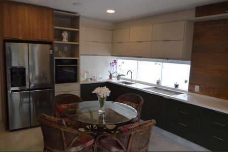 Casa à venda com 377m², 5 quartos e 4 vagas Casa à venda com 377m², 5 quartos e 4 vagasCozinha